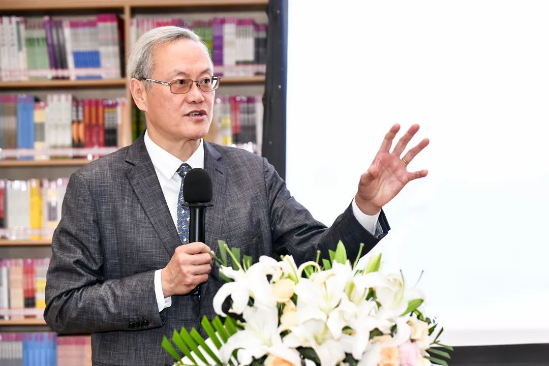 学校名誉校长李晓教授主持读书交流会.jpg