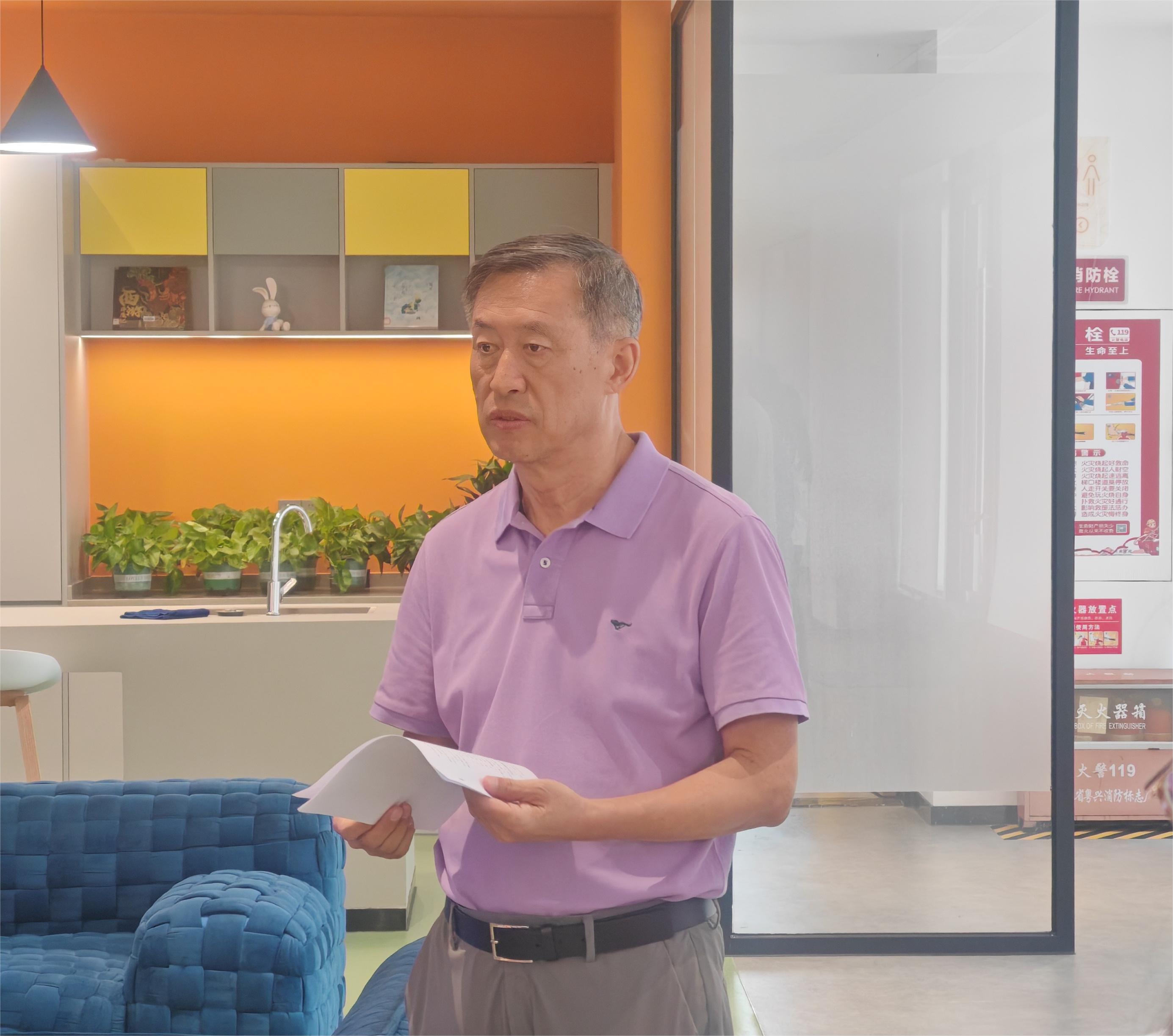 高波馆长主持培训会议.jpg