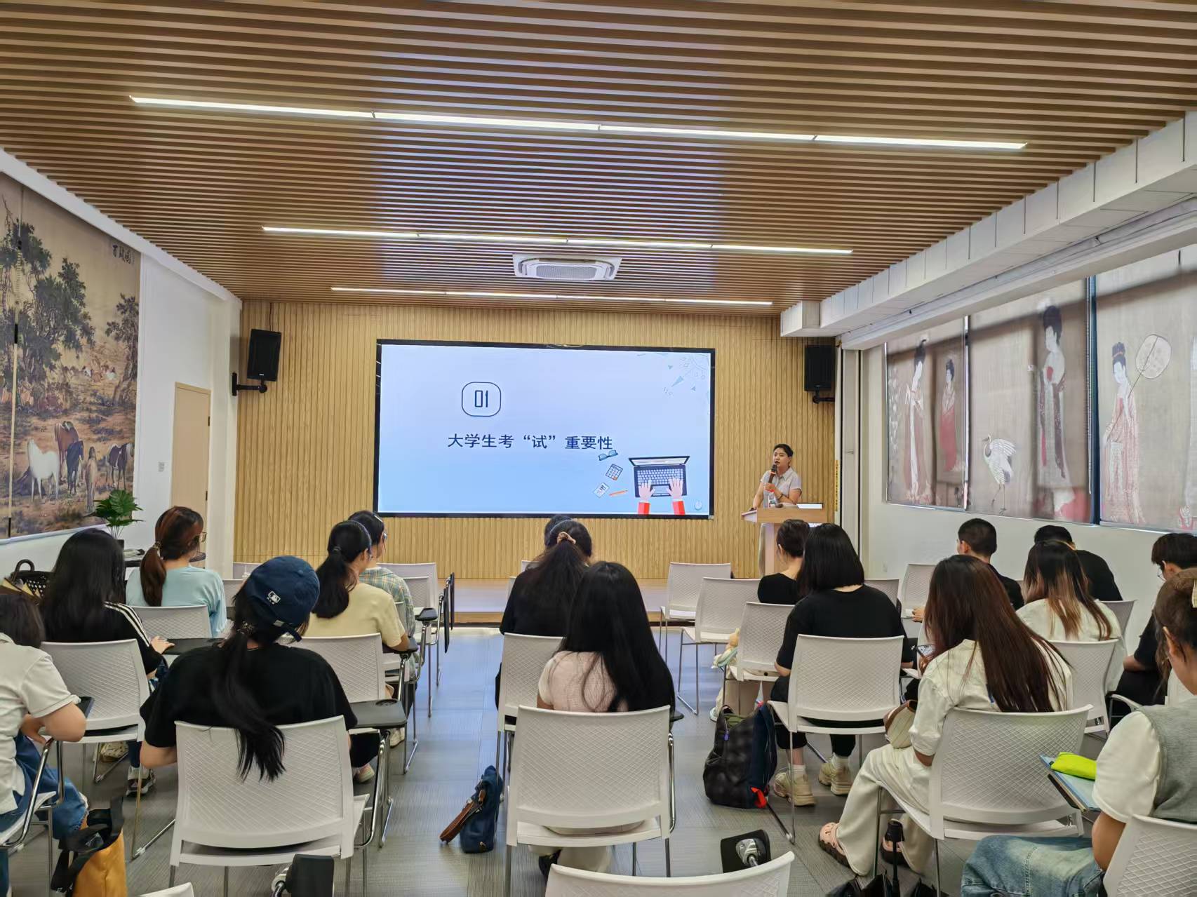 5月8日维普考试培训讲座现场.jpg